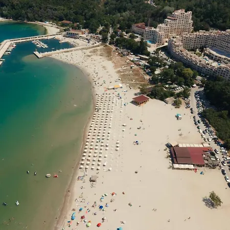 Апартаменти South Bay With Pool And Варна